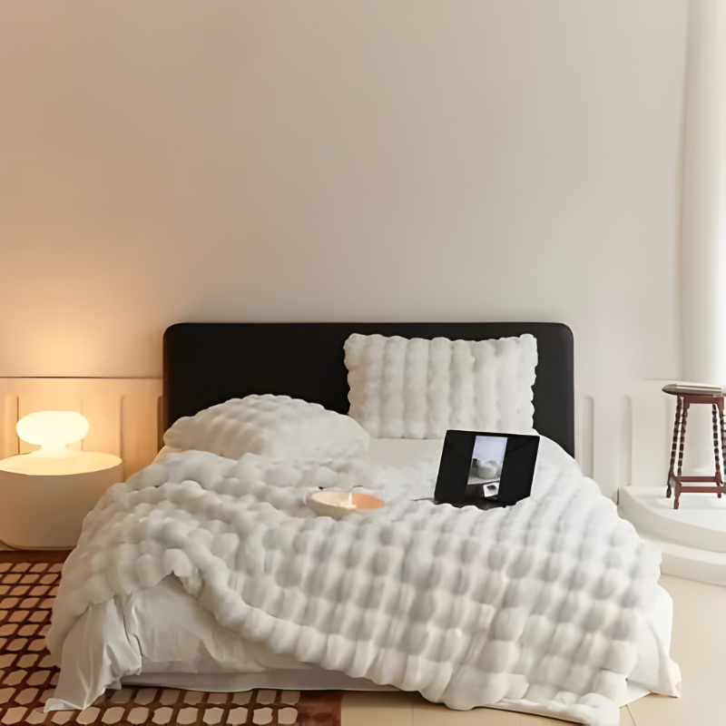 Luxurious All-Season Blanket with Elegant Design - Perfect for Year-Round Comfort