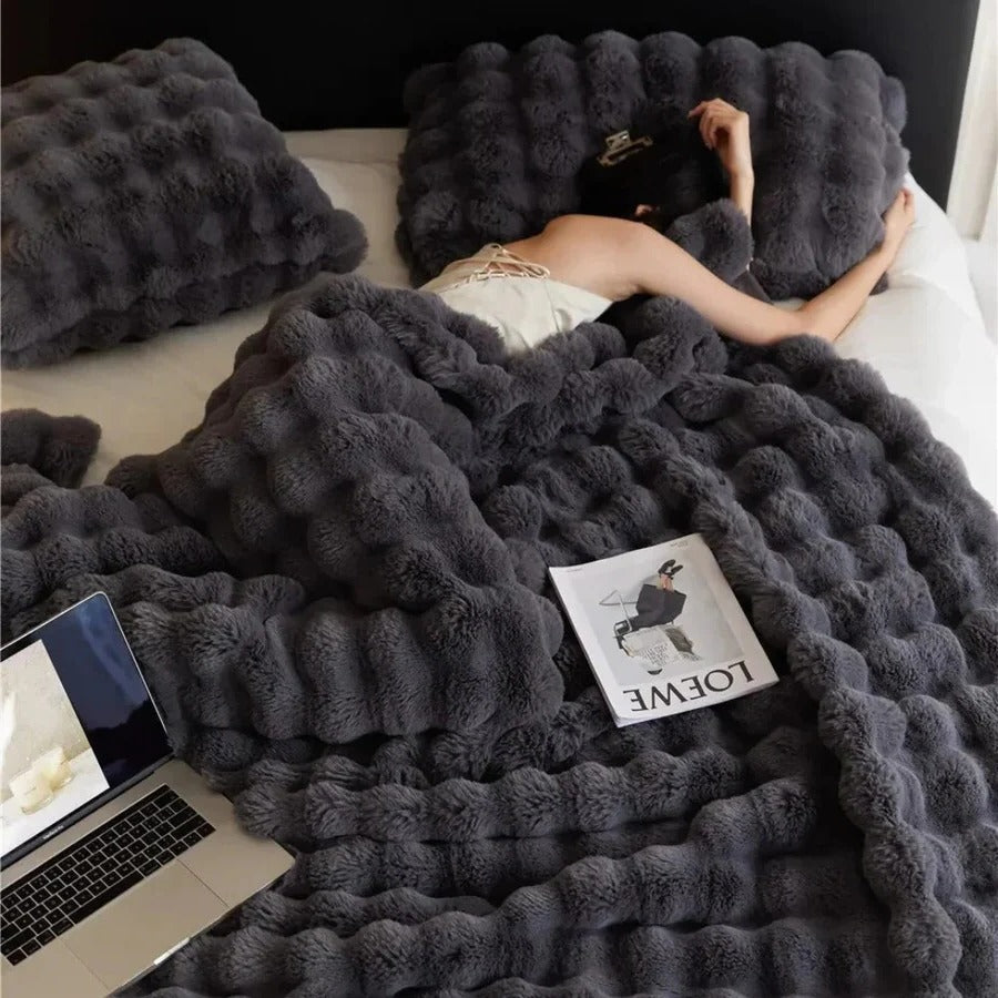 Luxurious All-Season Blanket with Elegant Design - Perfect for Year-Round Comfort