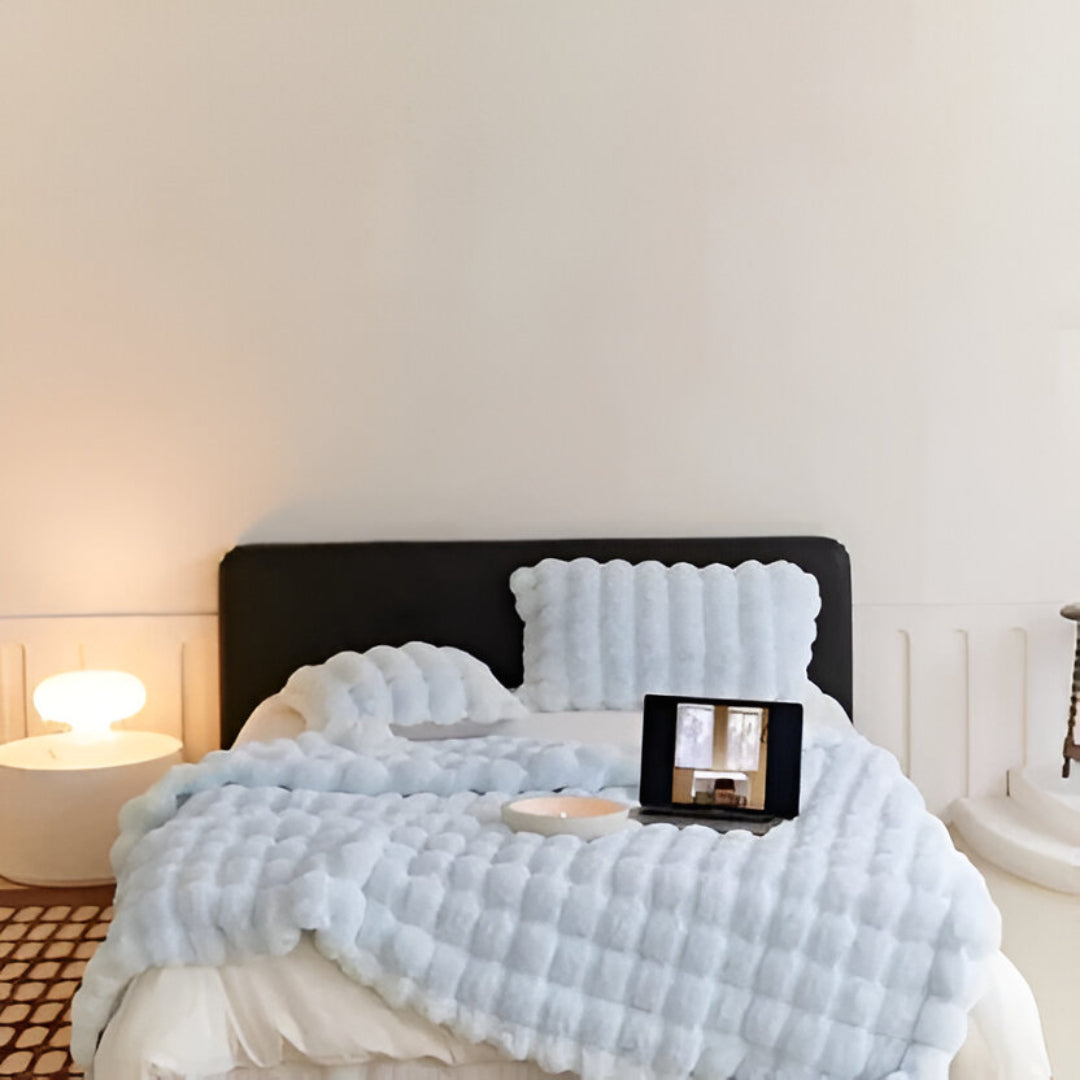 Luxurious All-Season Blanket with Elegant Design - Perfect for Year-Round Comfort