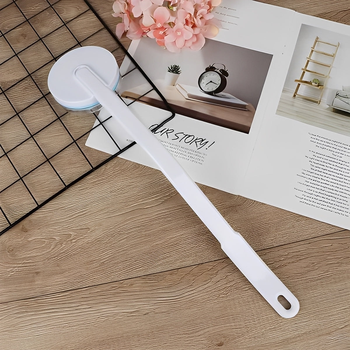 Adjustable Back Lotion Applicator with Roll-On Roller Head for Effortless Application