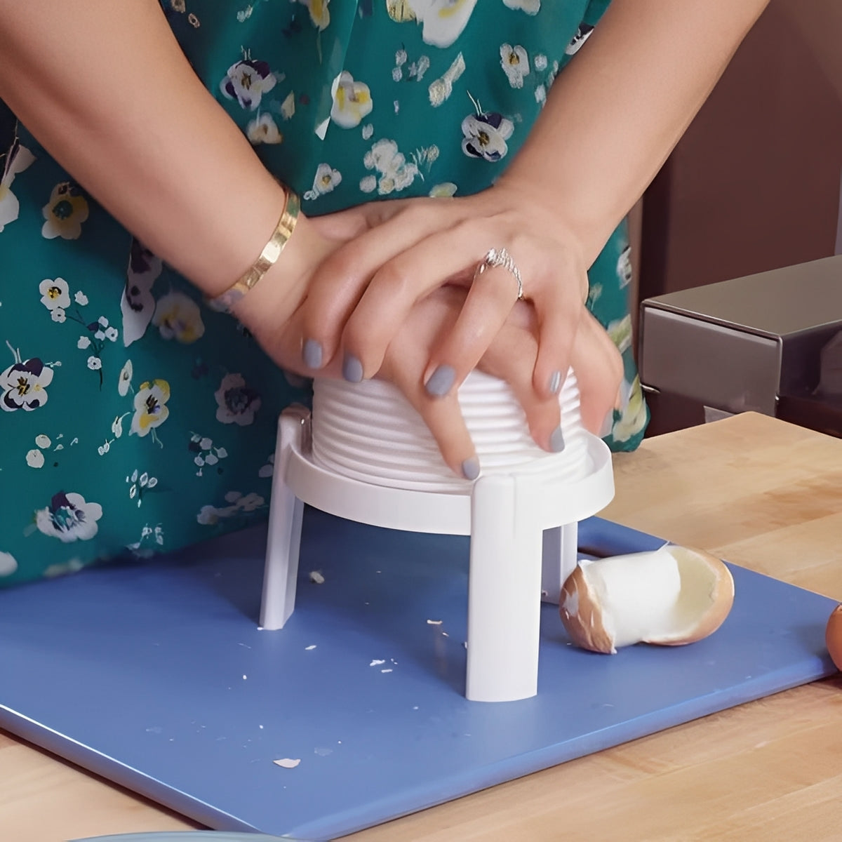 Manual Egg Peeler Tool - Easy Press & Release Shell Remover for Hard Boiled Eggs | Effortless Egg Shelling Solution
