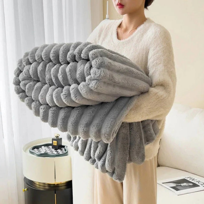 Luxurious Faux Fur Throw Blanket - Plush, Warm & Cozy for Couch and Bed