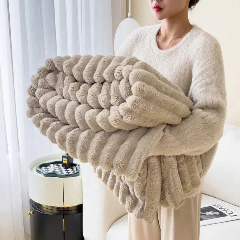 Luxurious Faux Fur Throw Blanket - Plush, Warm & Cozy for Couch and Bed